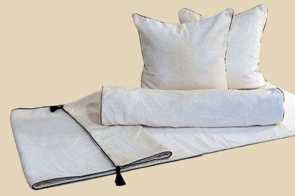 parure de lit regalia blanc avec 2 coussins, 1 traversin et 1 chemin de lit