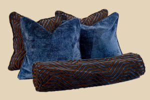 ensemble eclat grafik élégant de 2 coussins en velours bleu métallique, de 2 coussins et 1 traversin en tissu designer