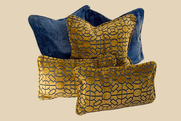 ensemble 2 coussins velours bleu métallique, 3 coussins tissu designer or et bleu métallique